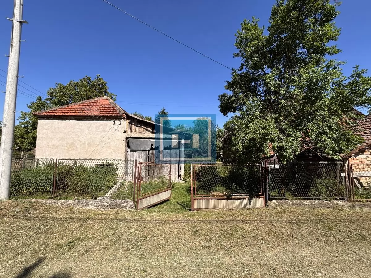 Kuća sa kompletnim imanjem i pomoćnim objektom u samom centru sela 4