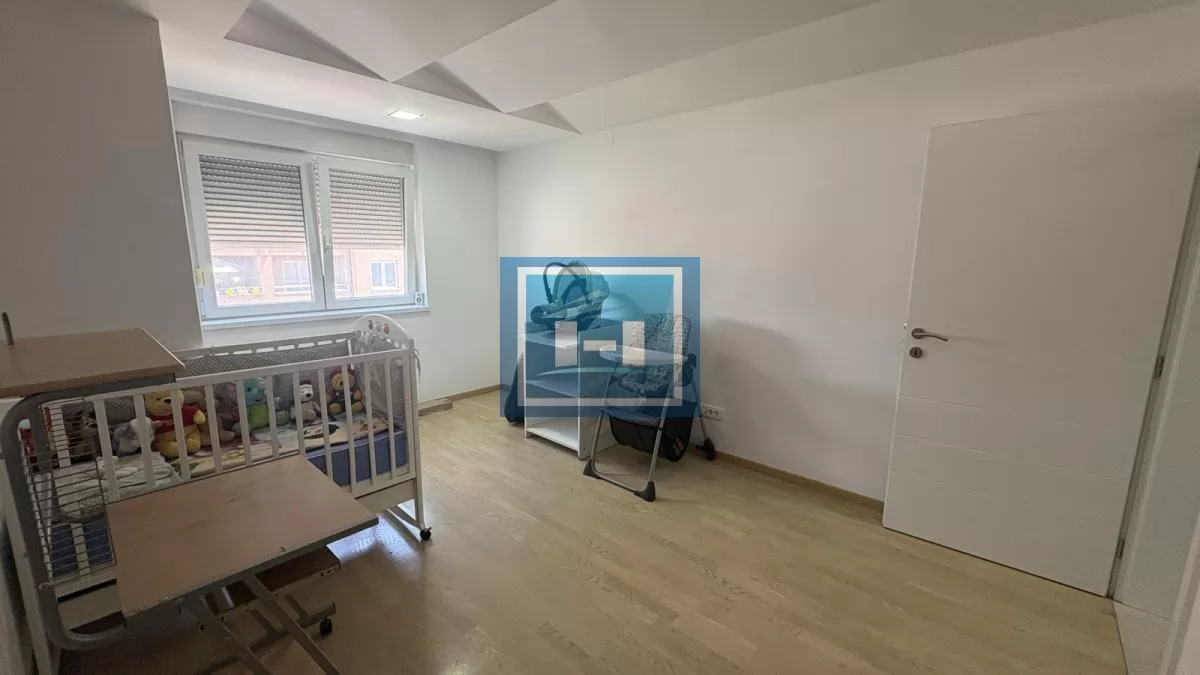 Luksuzan petosoban stan u novoj zgradi u centru grada + dve garaže 10