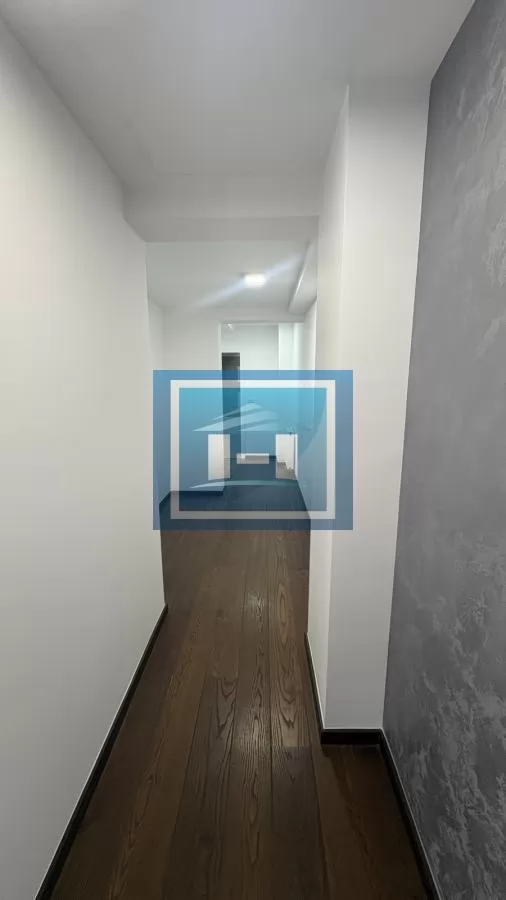 Luksuzan petosoban stan u novoj zgradi u centru grada + dve garaže 13