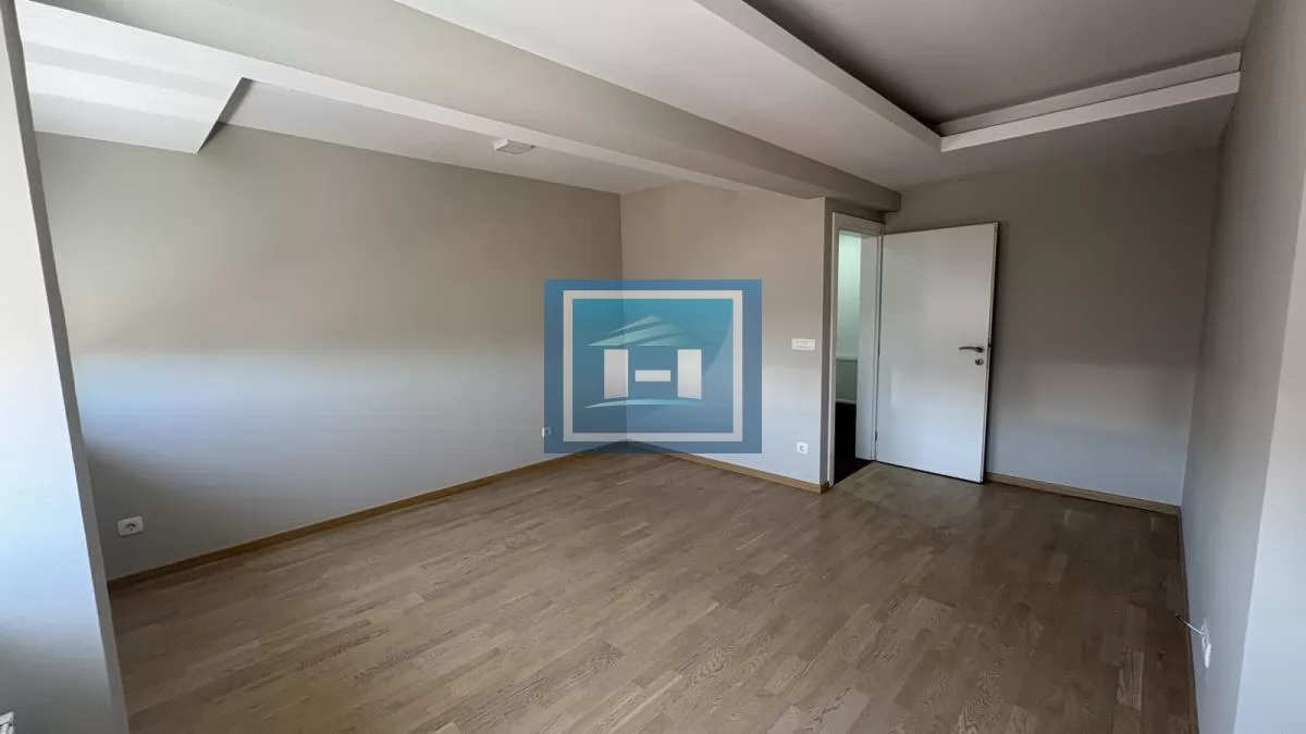 Luksuzan petosoban stan u novoj zgradi u centru grada + dve garaže 18