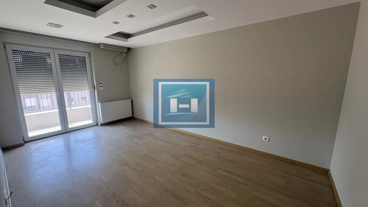 Luksuzan petosoban stan u novoj zgradi u centru grada + dve garaže 19