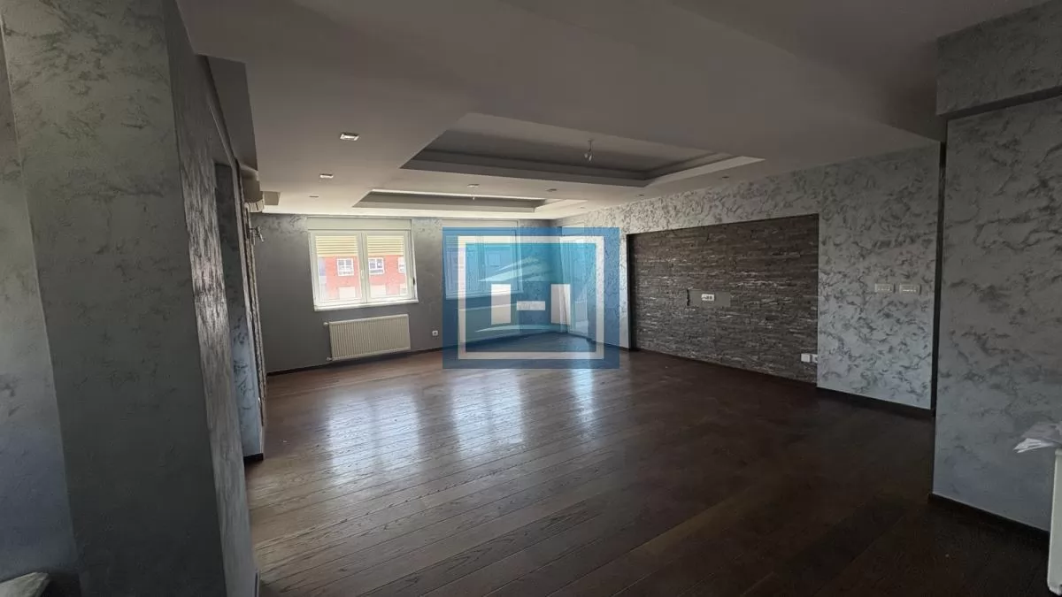 Luksuzan petosoban stan u novoj zgradi u centru grada + dve garaže 2