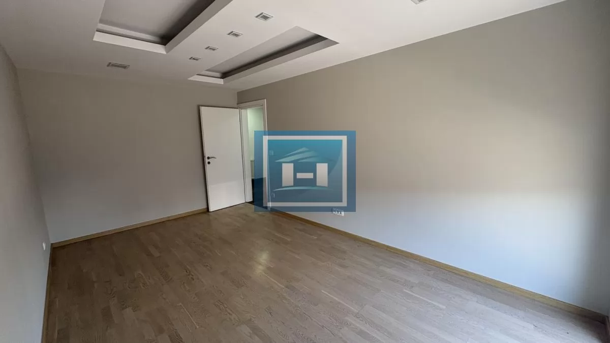 Luksuzan petosoban stan u novoj zgradi u centru grada + dve garaže 20