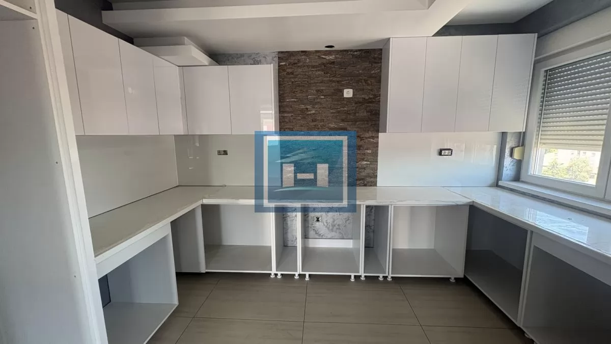 Luksuzan petosoban stan u novoj zgradi u centru grada + dve garaže 4