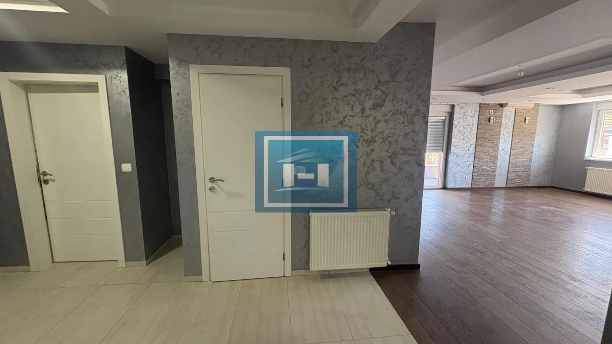 Luksuzan petosoban stan u novoj zgradi u centru grada + dve garaže 6