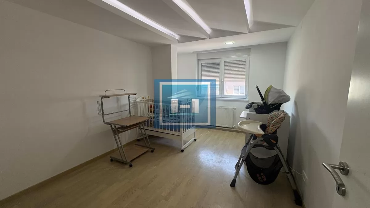 Luksuzan petosoban stan u novoj zgradi u centru grada + dve garaže 7