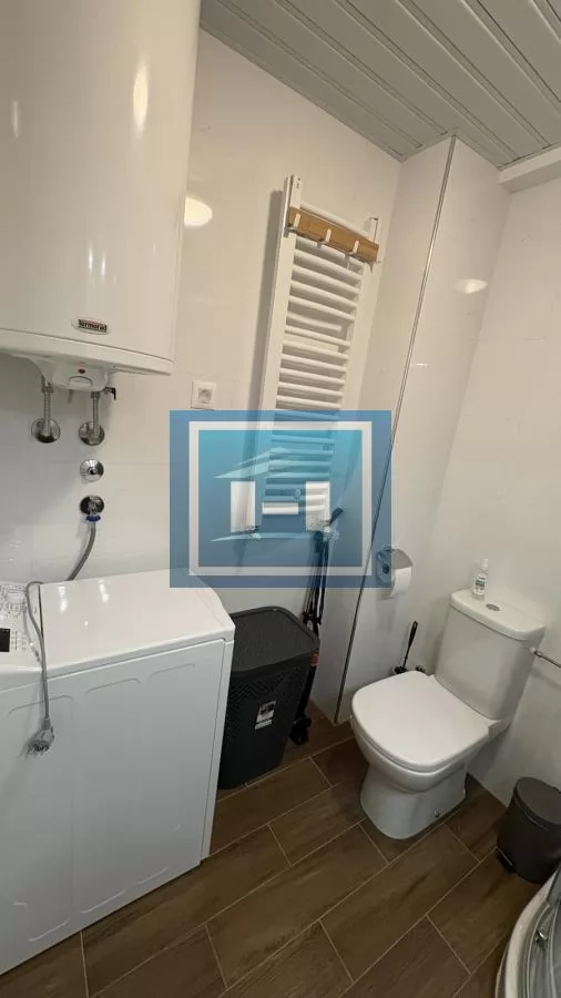 Na prodaju kompletno nameštena garsonjera površine 29 m² sa terasom 10