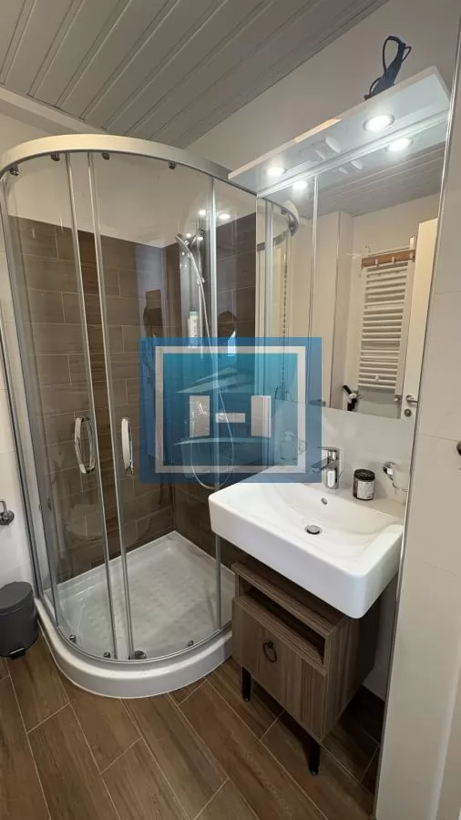 Na prodaju kompletno nameštena garsonjera površine 29 m² sa terasom 11
