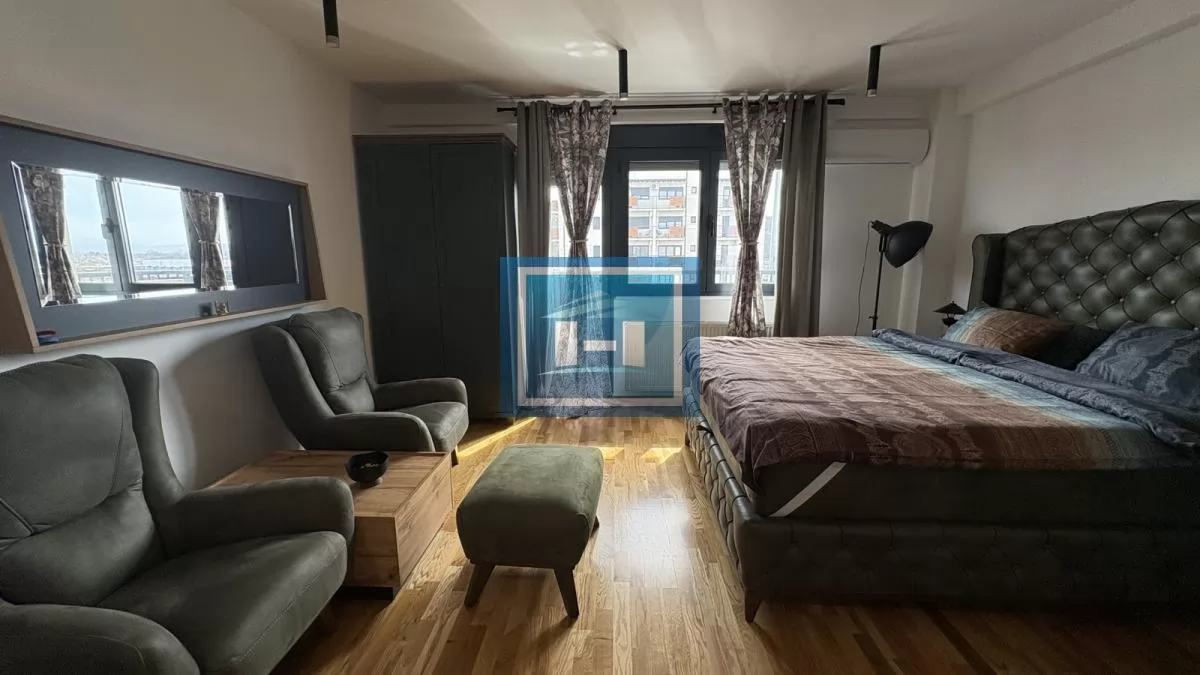 Na prodaju kompletno nameštena garsonjera površine 29 m² sa terasom 2