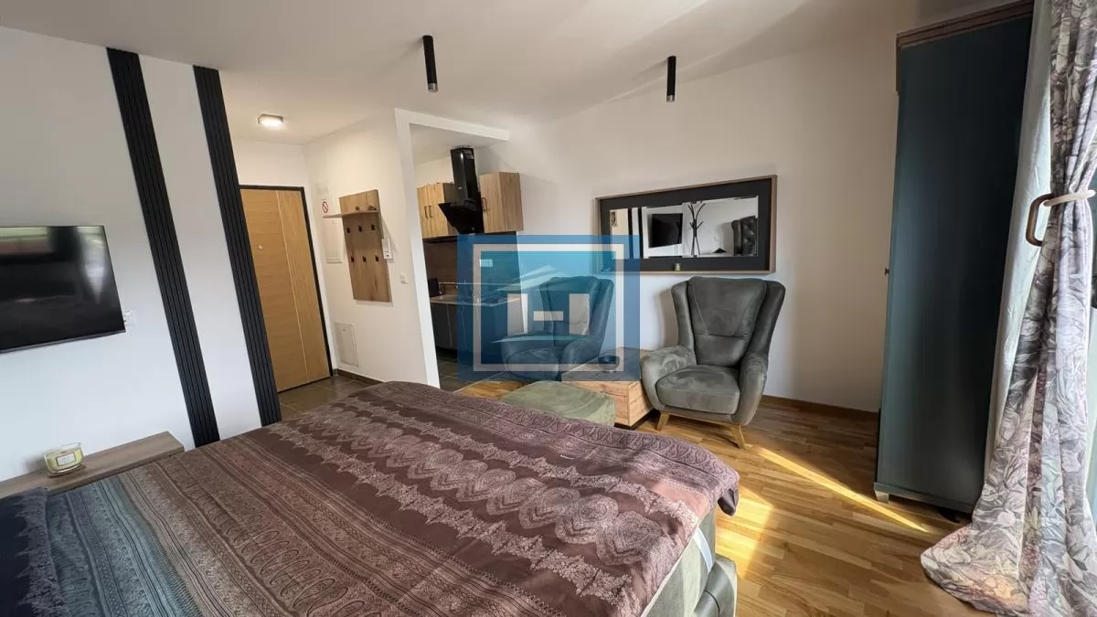 Na prodaju kompletno nameštena garsonjera površine 29 m² sa terasom 5