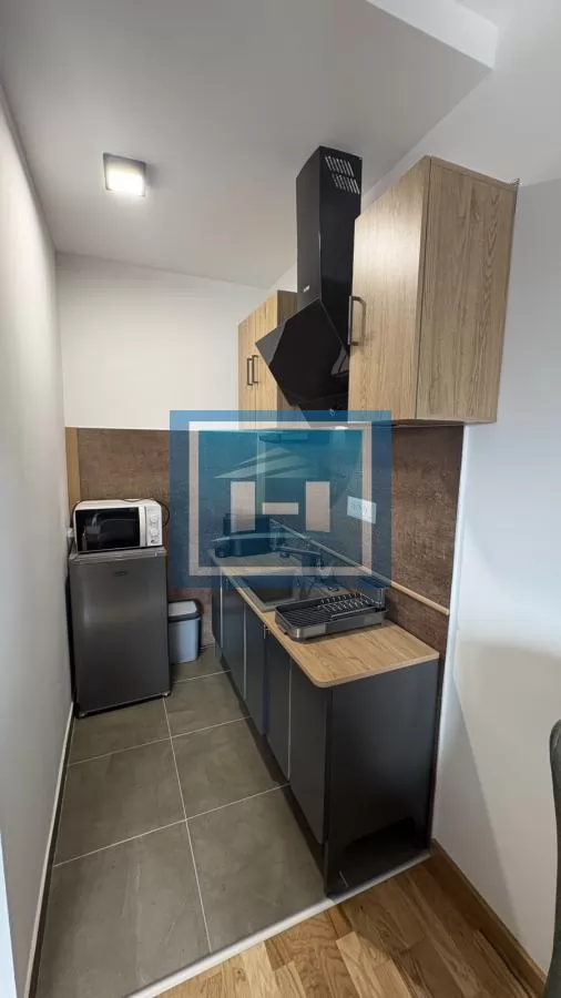 Na prodaju kompletno nameštena garsonjera površine 29 m² sa terasom 6