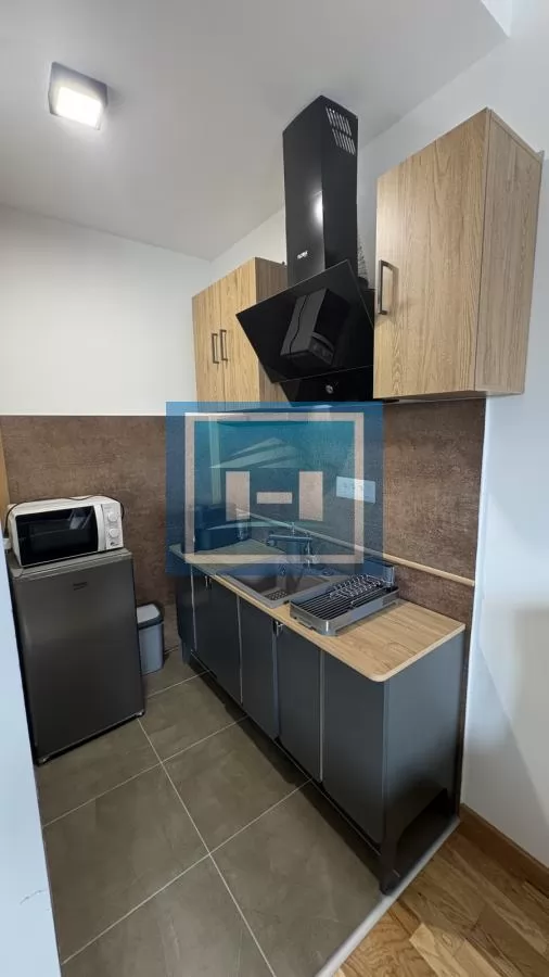 Na prodaju kompletno nameštena garsonjera površine 29 m² sa terasom 7