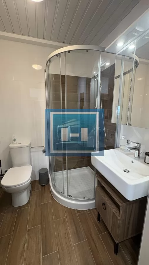 Na prodaju kompletno nameštena garsonjera površine 29 m² sa terasom 9