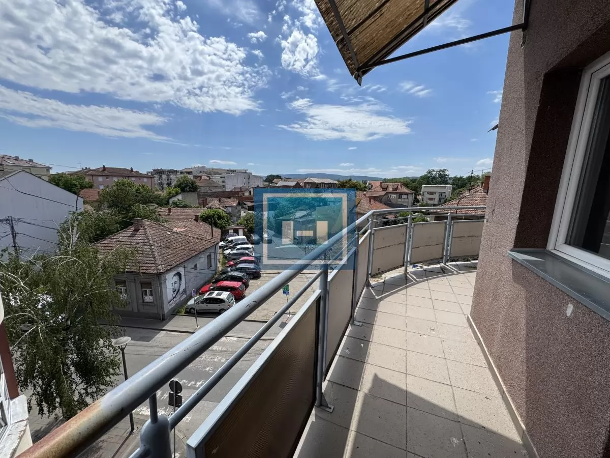 Ne propustite! Namešten stan sa velikom terasom i odličnim rasporedom na traženoj lokaciji 11