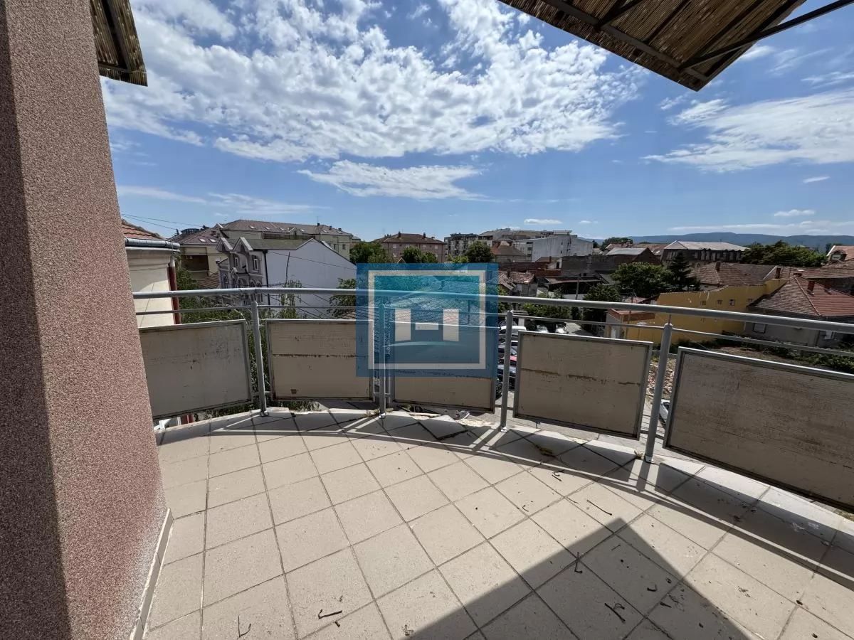 Ne propustite! Namešten stan sa velikom terasom i odličnim rasporedom na traženoj lokaciji 12