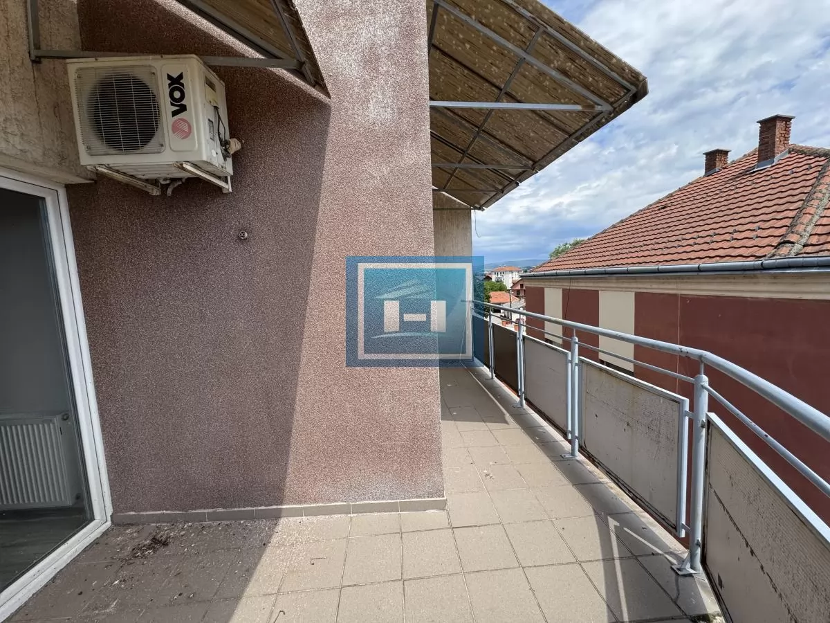 Ne propustite! Namešten stan sa velikom terasom i odličnim rasporedom na traženoj lokaciji 7