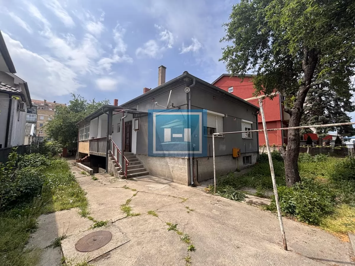 Plac i kuća na odličnoj lokaciji 3