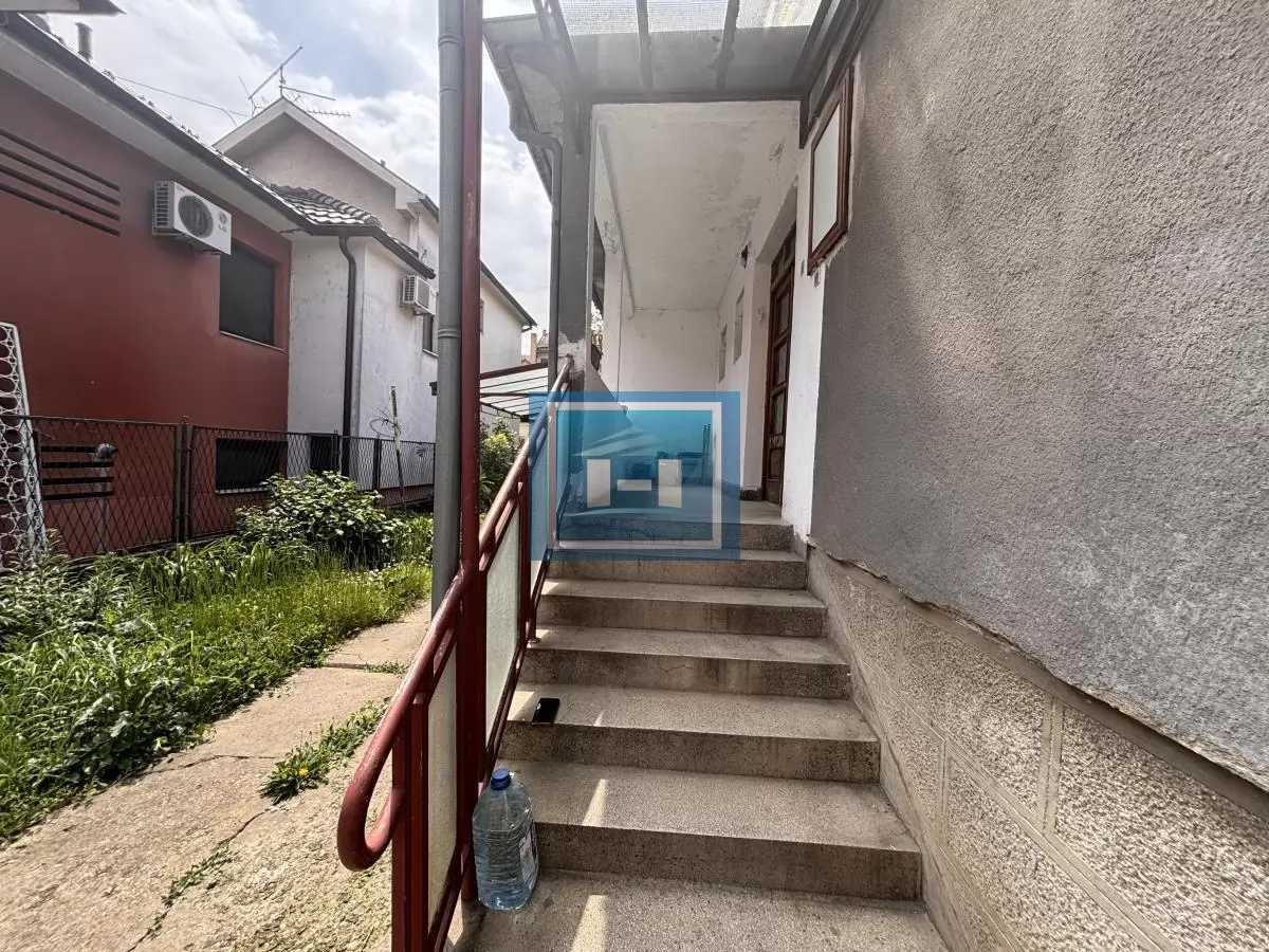 Plac i kuća na odličnoj lokaciji 4