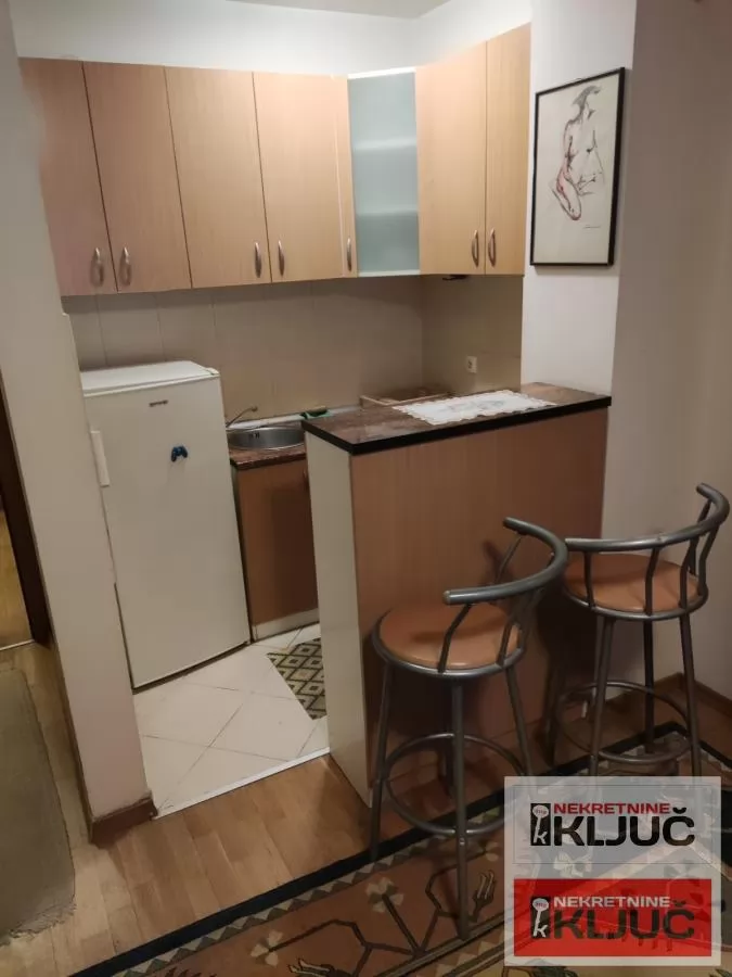 Garsonjera 27 m², Grbavica, Novi Sad, 3. sprat 3