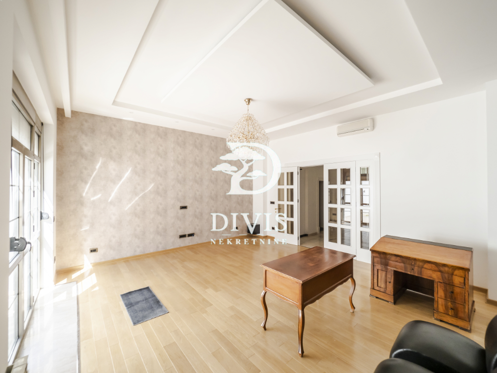 Renovirana kuća za stanovanje ili poslovni prostor  450m2 1