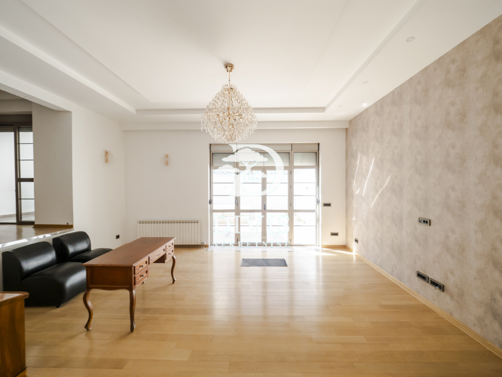 Renovirana kuća za stanovanje ili poslovni prostor  450m2 2