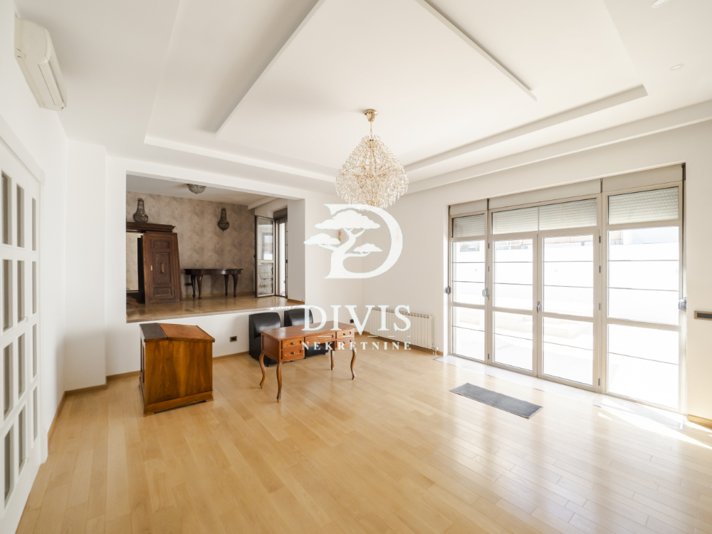 Renovirana kuća za stanovanje ili poslovni prostor  450m2 3