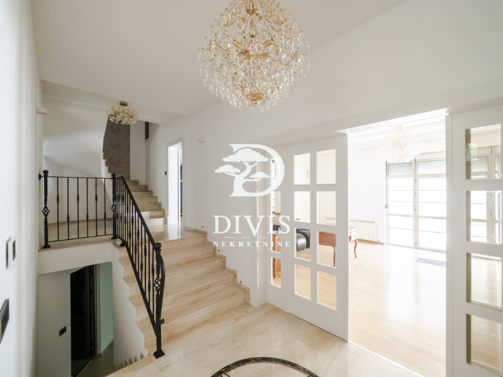 Renovirana kuća za stanovanje ili poslovni prostor  450m2 5