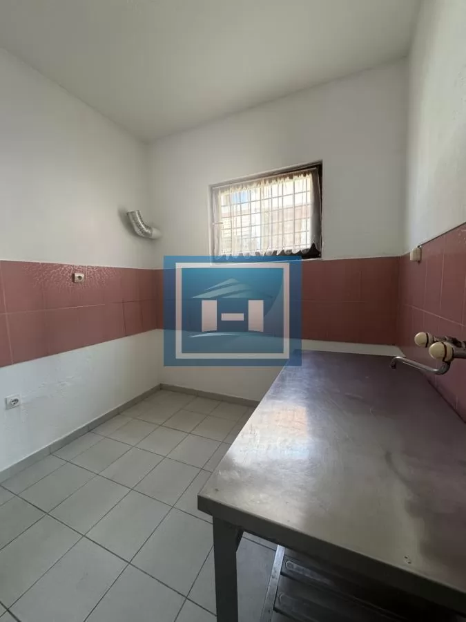 Veliki lokal sa dvorištem-idealan za vrtić ili školicu 5