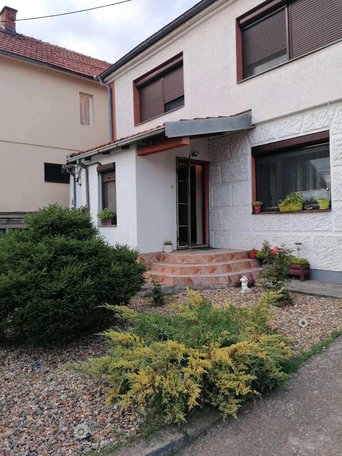 Izdaje se jednosoban stan na Leštaru 1