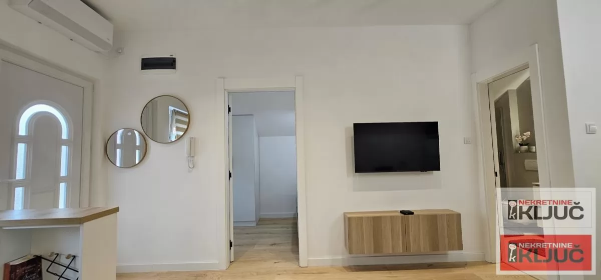 CENTAR IZDAJE SE MODERAN APARTMAN SA PARKING MESTOM 11