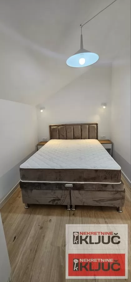 CENTAR IZDAJE SE MODERAN APARTMAN SA PARKING MESTOM 12
