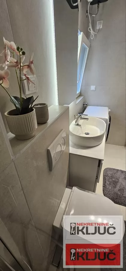 CENTAR IZDAJE SE MODERAN APARTMAN SA PARKING MESTOM 13