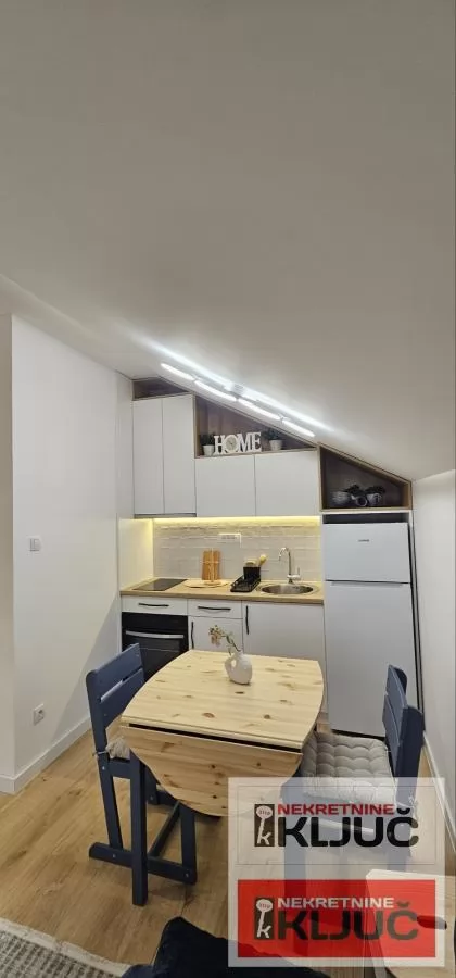 CENTAR IZDAJE SE MODERAN APARTMAN SA PARKING MESTOM 14