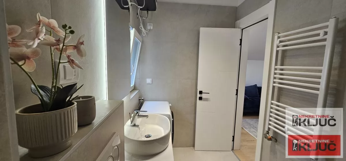 CENTAR IZDAJE SE MODERAN APARTMAN SA PARKING MESTOM 16