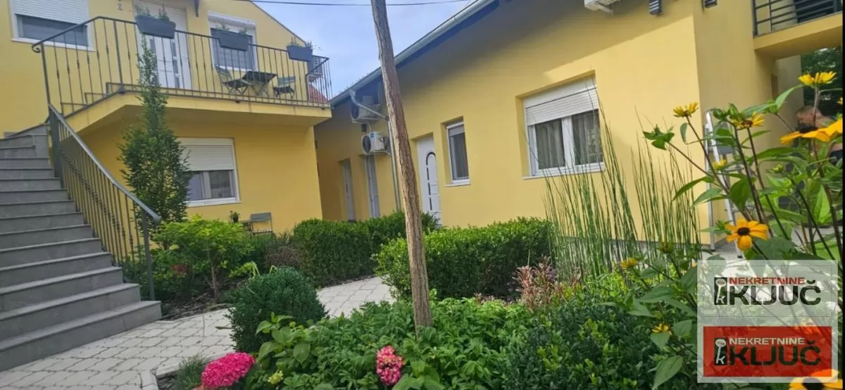 CENTAR IZDAJE SE MODERAN APARTMAN SA PARKING MESTOM 17
