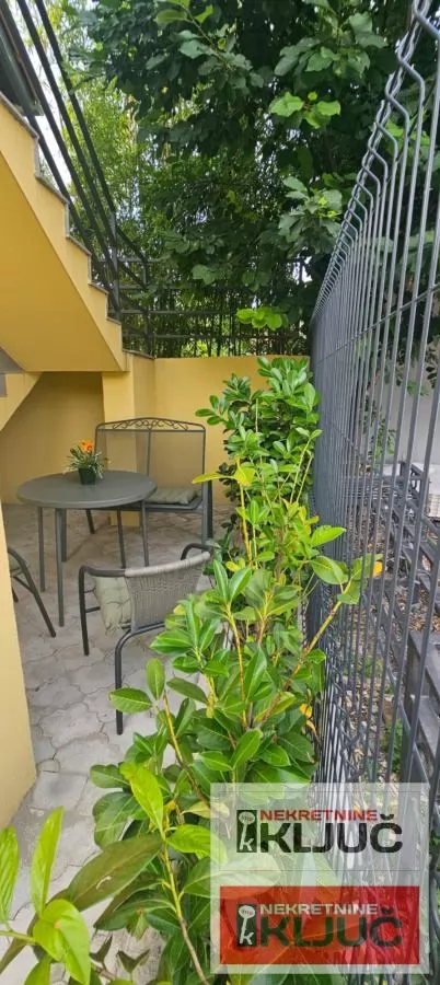CENTAR IZDAJE SE MODERAN APARTMAN SA PARKING MESTOM 19