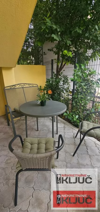 CENTAR IZDAJE SE MODERAN APARTMAN SA PARKING MESTOM 20