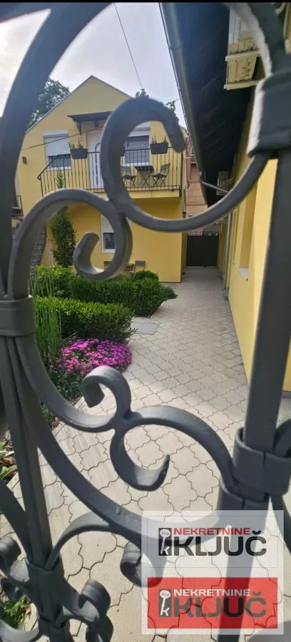 CENTAR IZDAJE SE MODERAN APARTMAN SA PARKING MESTOM 21
