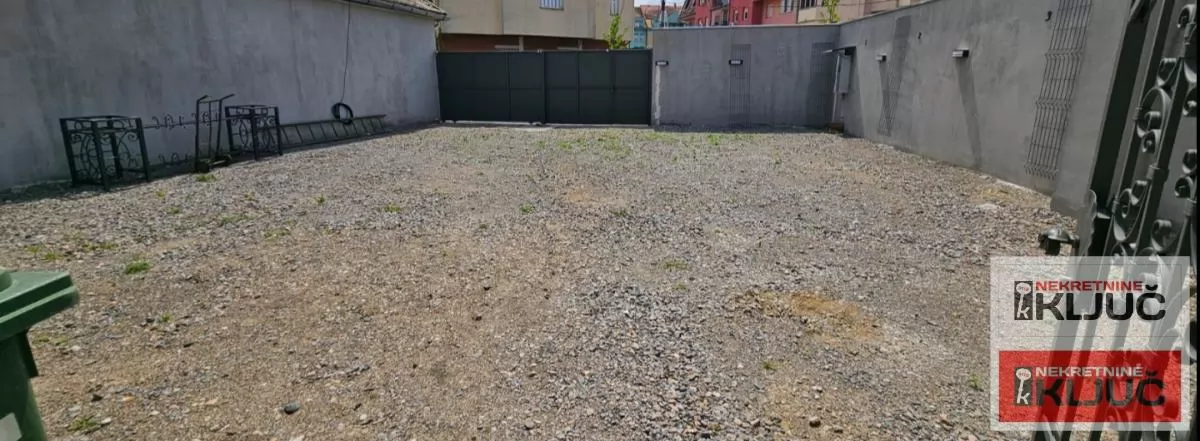 CENTAR IZDAJE SE MODERAN APARTMAN SA PARKING MESTOM 22
