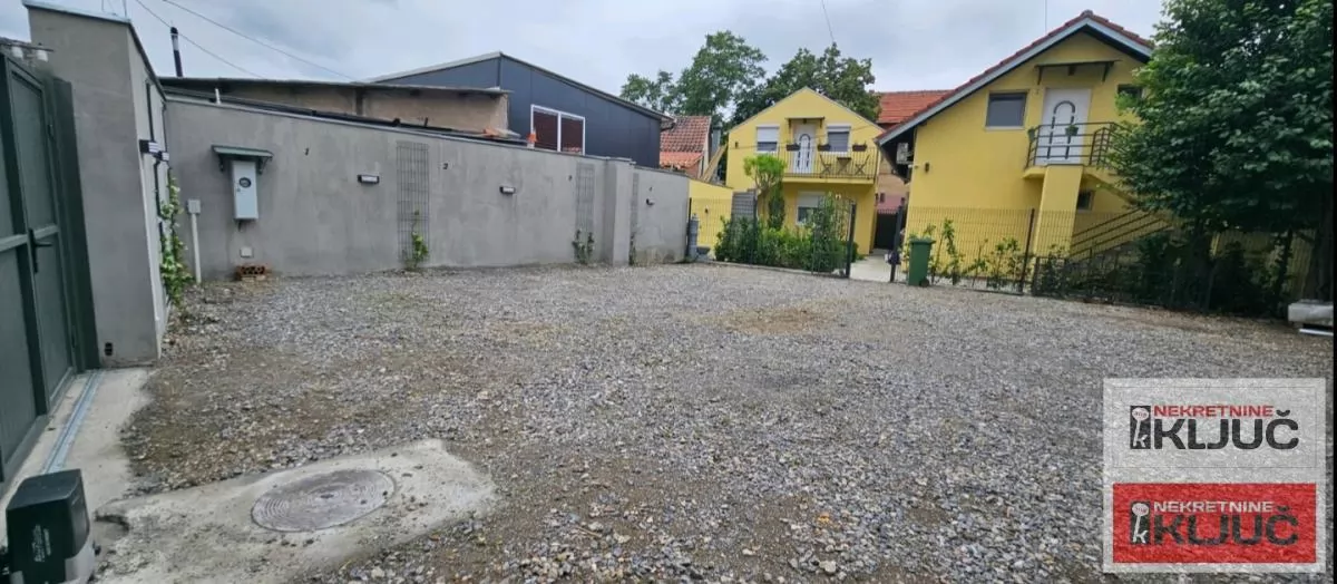 CENTAR IZDAJE SE MODERAN APARTMAN SA PARKING MESTOM 23