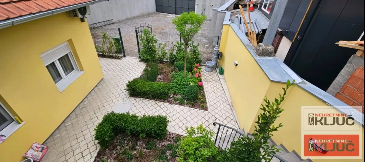 CENTAR IZDAJE SE MODERAN APARTMAN SA PARKING MESTOM 24