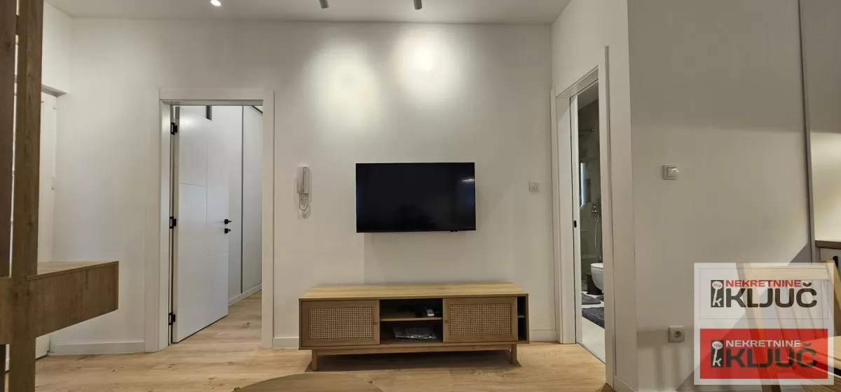 CENTAR IZDAJE SE MODERAN APARTMAN SA PARKING MESTOM 5