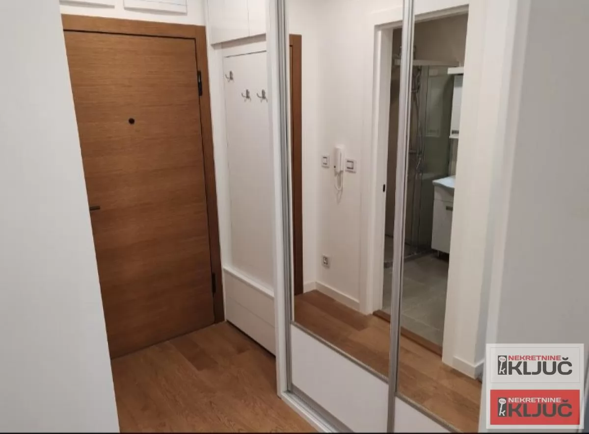 TELEP IZDAJE JE JEDNOIPOSOBAN STAN SA GARAŽNIM MESTOM 10