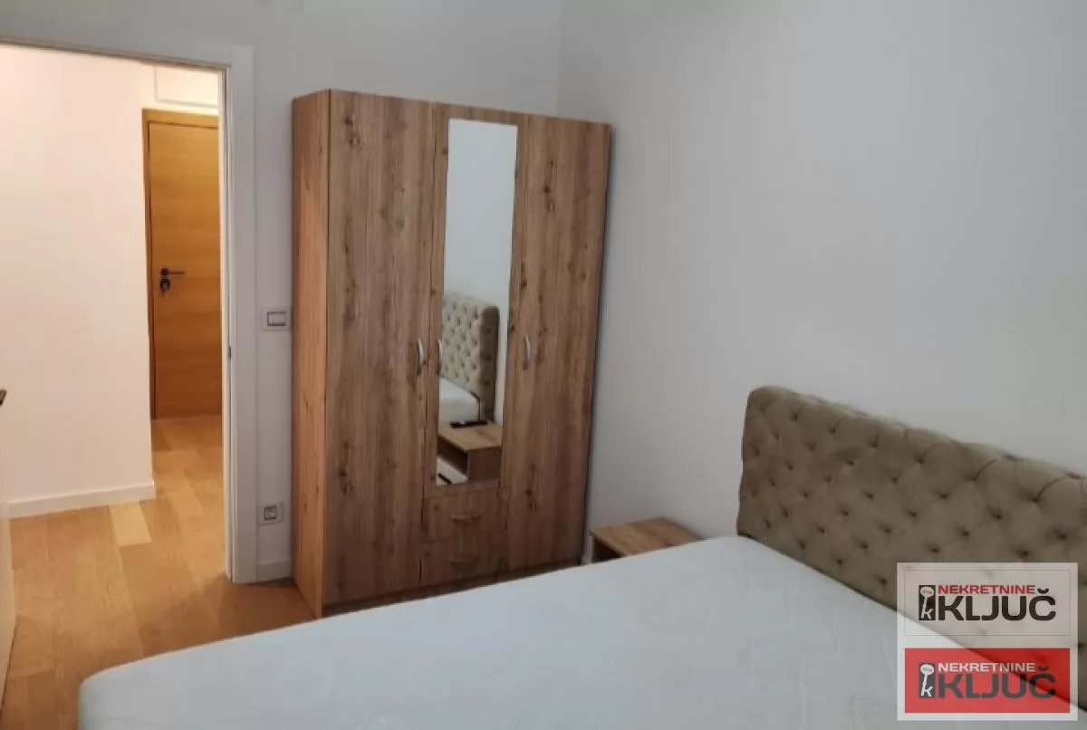 TELEP IZDAJE JE JEDNOIPOSOBAN STAN SA GARAŽNIM MESTOM 8