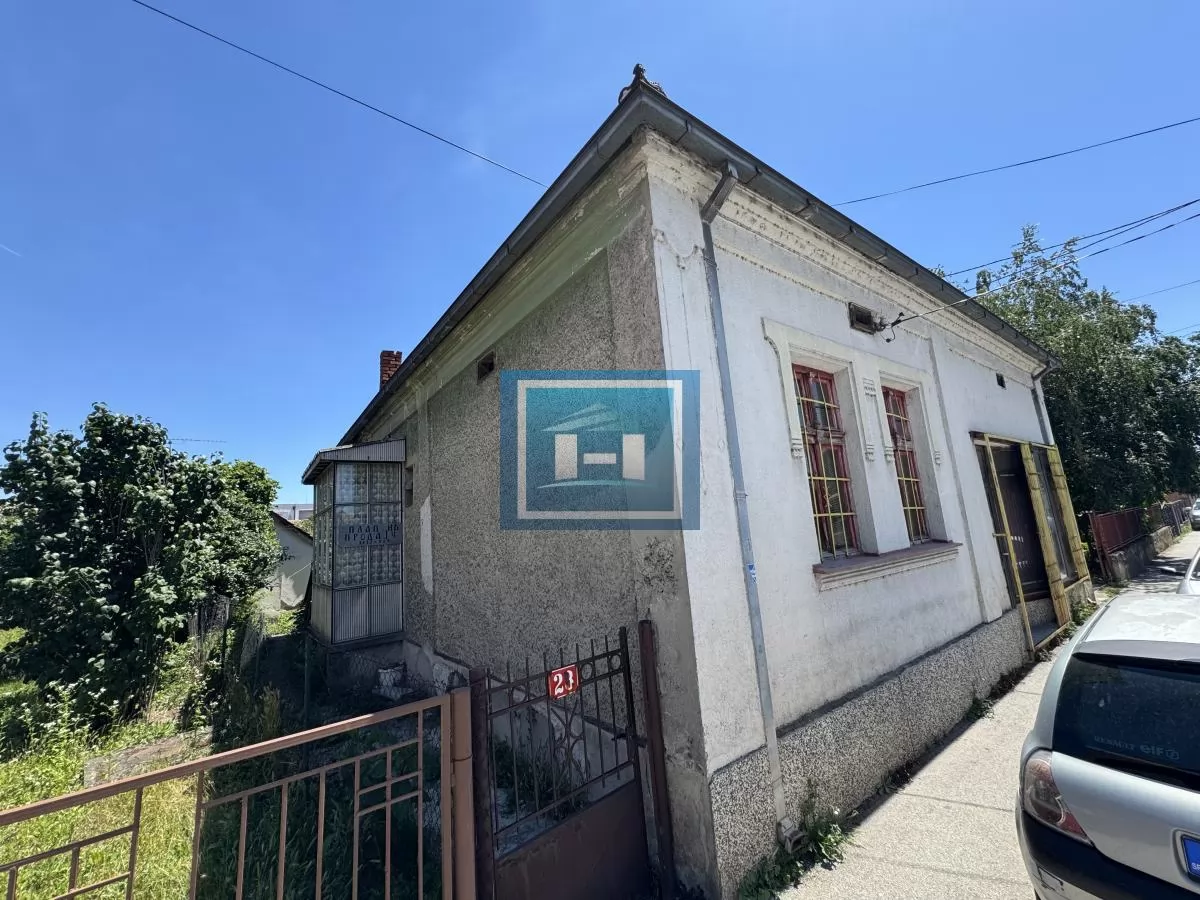 DVE KUĆE NA ODLIČNOJ LOKACIJI 1