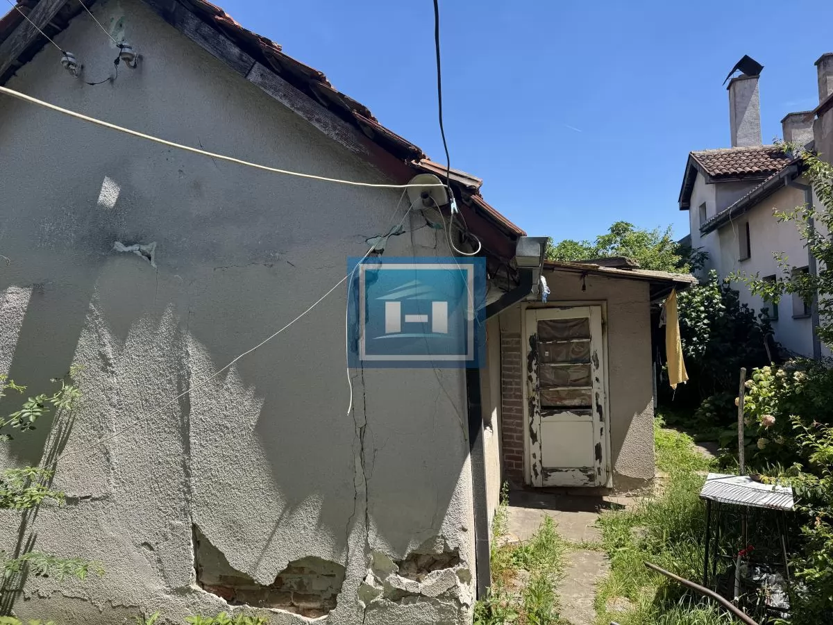 DVE KUĆE NA ODLIČNOJ LOKACIJI 2