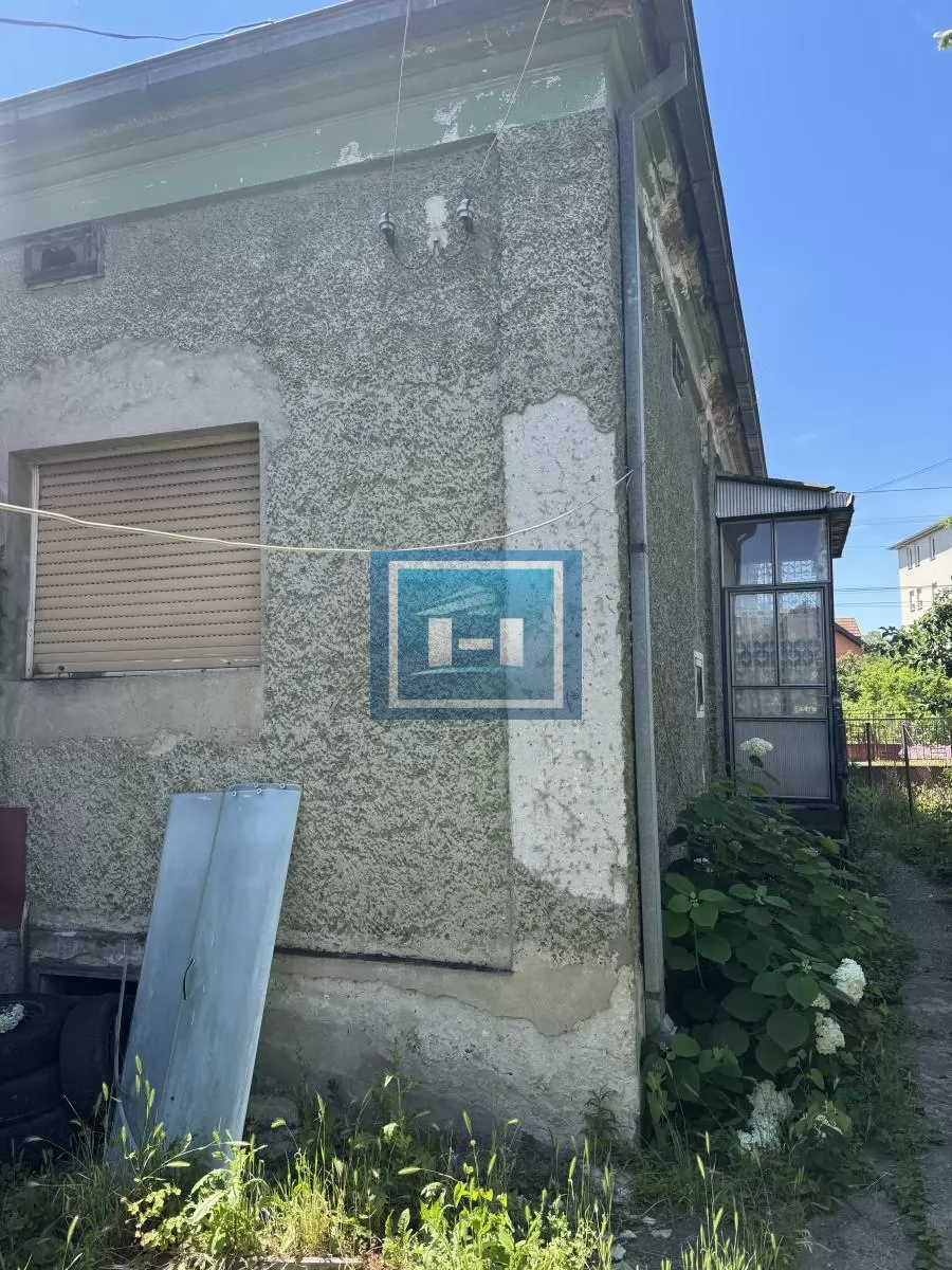 DVE KUĆE NA ODLIČNOJ LOKACIJI 3
