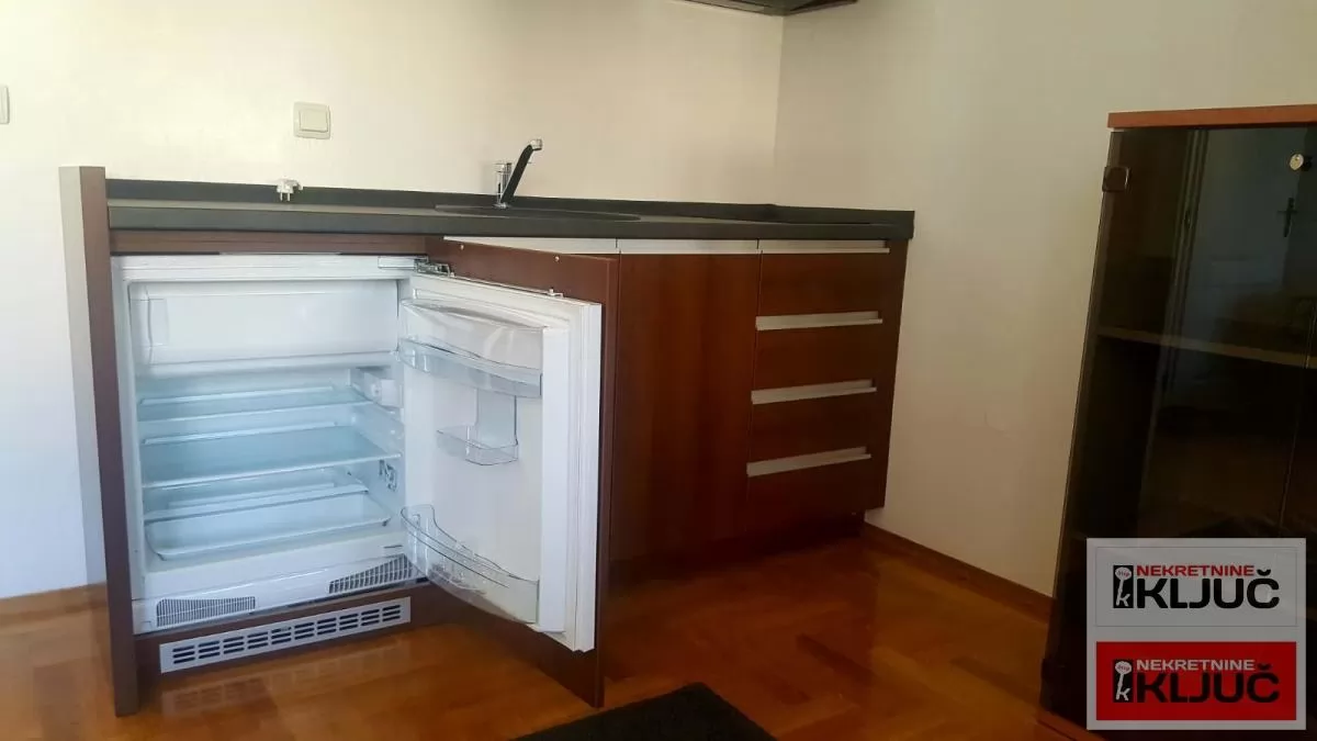 CENTAR IZDAJE SE NAMEŠTENA GARSONJERA 4