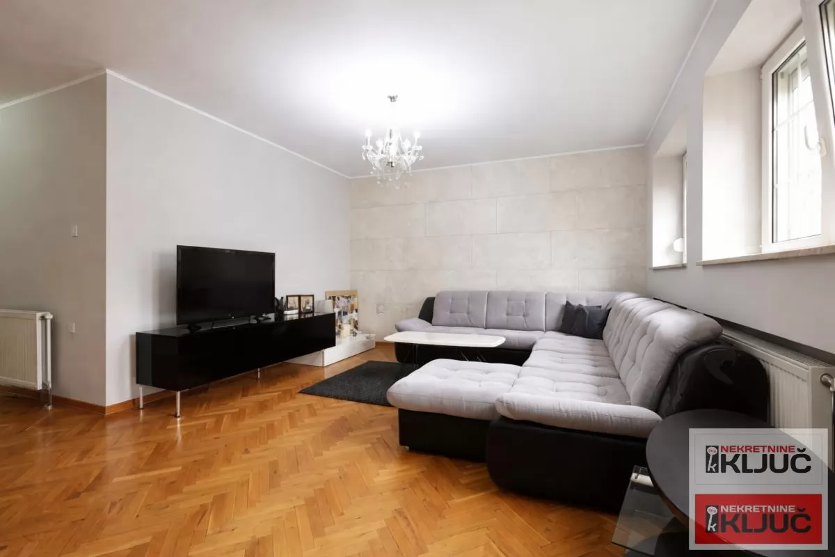 KOD IZVRŠNOG VEĆA, 78m2, Trosoban, Renoviran, Namešten 1