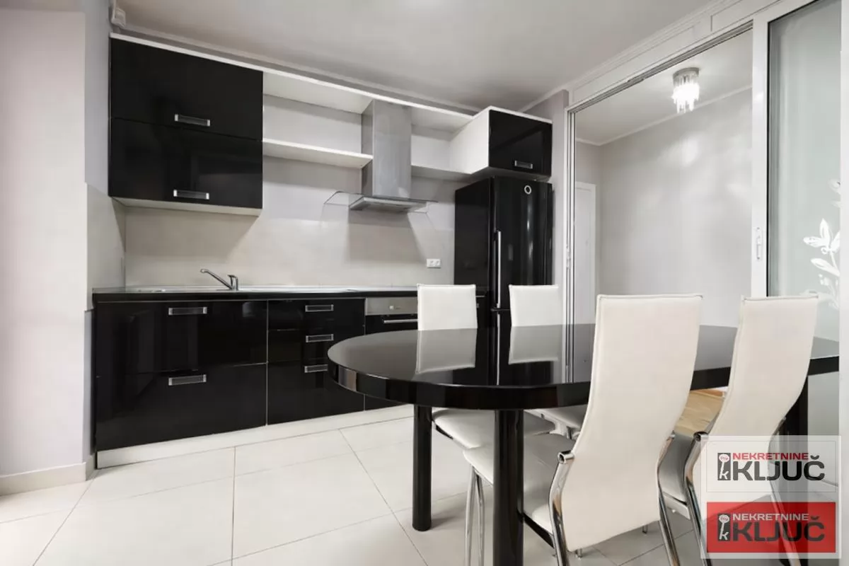 KOD IZVRŠNOG VEĆA, 78m2, Trosoban, Renoviran, Namešten 4